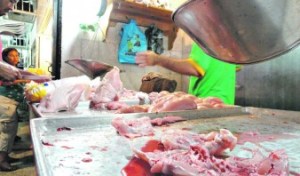Consumidores de Puerto La Cruz optan por comprar recortes de pollo