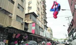 Edificios de Puerto La Cruz son robados por “hombres arañas”