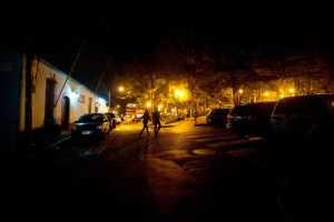 Venezolanos se las ingenian para salir de noche y burlar a la delincuencia