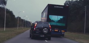 ¡Increíble! Camiones con pantallas traseras para que sepas cuando adelantar (Video)