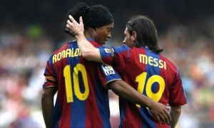 Ronaldinho presumió del regalo que le dio a Lionel Messi