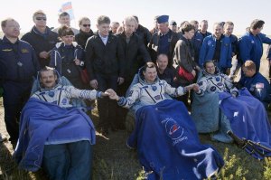 Regresan 3 astronautas luego de 199 días en el espacio