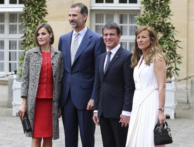 Los reyes Felipe y Letizia a su llegada al almuerzo ofrecido por el primer ministro francés, Manuel Valls (2d), y su esposa, Anna Gravoin (d), hoy en el Palacio de Matignon, en París, en la segunda jornada de la visita de Estado que los Reyes de España realizan a Francia. EFE/Ballesteros