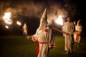Volantes racistas del Ku Klux Klan preocupan a los residentes de Atlanta