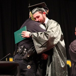 Policía que notificó a un joven la muerte de sus padres aparece en su graduación