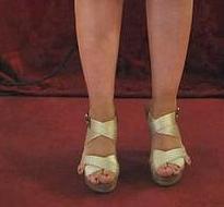 La modelo Cara Delevingne se une a la tendencia de los “pies retrovisor”