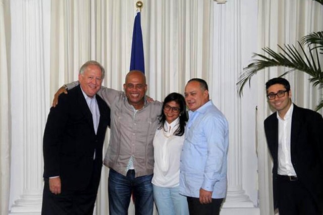 Maximilien Arvelaiz (extrema derecha) fue el firmante del contrato. En el gráfica en la "cita de Haití" cnon Thomas Shannon y Delcy Rodríguez / Foto Agencia AN
