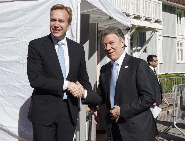 El ministro de Asuntos Exteriores de Noruega, Boerge Brende (izda), saluda al presidente colombiano Juan Manuel Santos, durante la inauguración del Forum de Oslo, Noruega, el 16 de junio del 2015. EFE/Heiko Junge PROHIBIDO SU USO EN NORUEGA