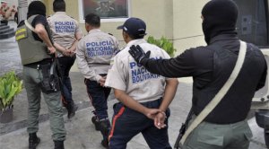 Detenidos dos PNB por extorsionar a conductor de moto robada