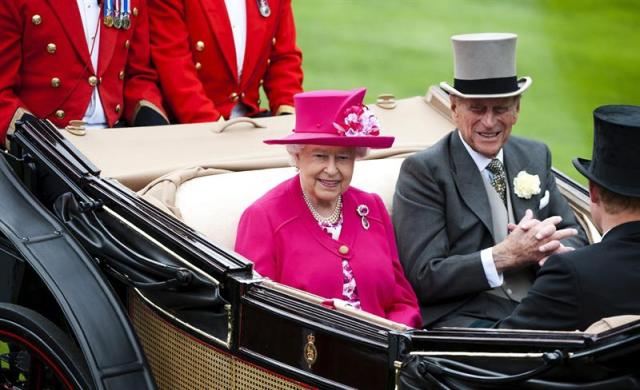 La reina isabell II de Inglaterra (izda) y su marido, el duque de Edimburgo (dcha), sonríen a su llegada a la jornada de inauguración del Royal Ascot en Londres (Reino Unido) hoy, martes 16 de junio de 2015. EFE/Will Oliver