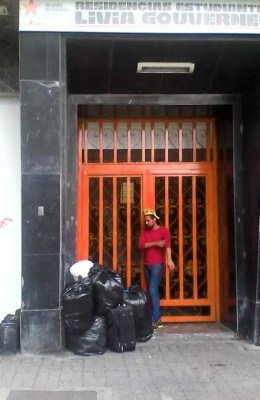 Enrique Carillo amaneció frente a las puertas de las Residencias Estudiantiles del gobierno, Livia Gouverneur, luego de ser desalojado.