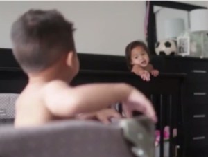 Esta cámara escondida capturó la adorable vida secreta de dos bebés (Video)