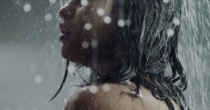 Hola, regresa la versión “riquiquita” y mojadita de Selena Gómez en su nuevo video (UHMMM)