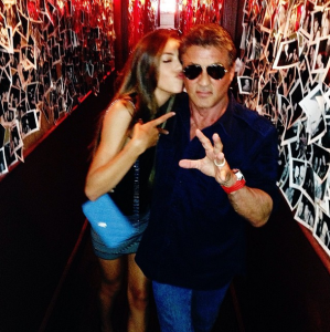 La hija de Sylvester Stallone está tan chévere que te dejarías golpear por su papá (Foto)
