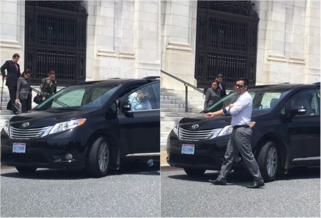 Manuel Zelaya a su salida de la sede de la OEA en Washington al momento de abordar el vehículo placas DLC9100 prestado por Venezuela para su traslado / La Prensa