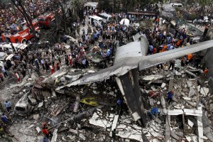 El avión militar que se estrelló en Indonesia viajaba con 113 personas a bordo