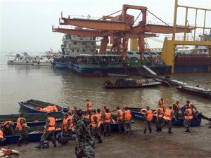 Rescatan sobrevivientes de barco naufragado en China