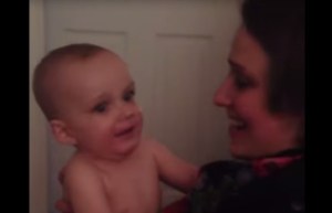 Video: Bebé que se queda en shock al conocer a la gemela de su madre