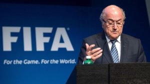 Parlamento europeo pide salida inmediata de Blatter de la FIFA