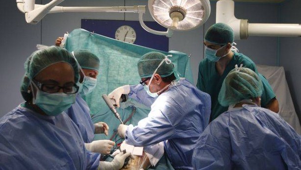 Médicos hacen el primer trasplante de manos en Reino Unido