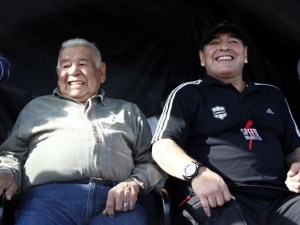 El padre de Diego Maradona, hospitalizado por graves problemas respiratorios