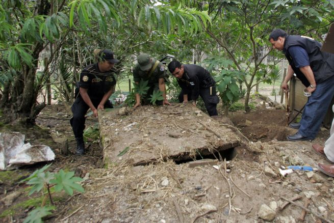Hallan diez cuerpos en fosas clandestinas en Acapulco (Fotos)