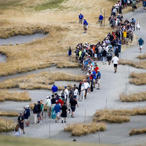 Varios aficionados asisten a la primera jornada del Abierto de Golf de Estados Unidos en Chambers Bay de Washington, hoy 18 de junio de 2015. EFE/Erik S. Lesser