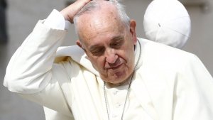 El Vaticano aseguró que el Papa Francisco “es libre” de mascar coca en Bolivia