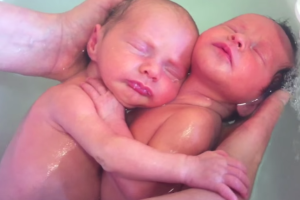 El video más hermoso: Gemelos no se dieron cuenta que habían nacido