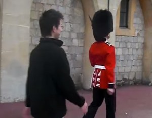 La reacción de un guardia del palacio de Buckingham cuando un turista lo tocó (Video)