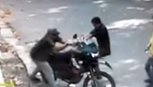 En VIDEO: Hurto de moto, sin llaves, sin pistolas… pura ¡PATRIA!