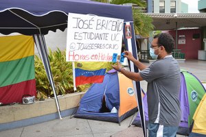Estudiante cumple 72 horas en huelga a a favor del diario El Carabobeño