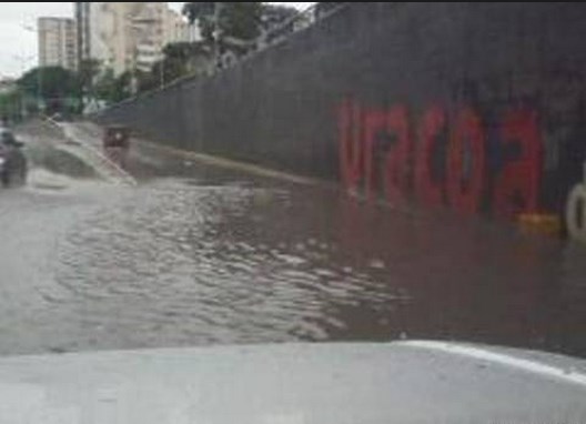 Laguna en avenida Libertador genera fuerte retraso vehicular