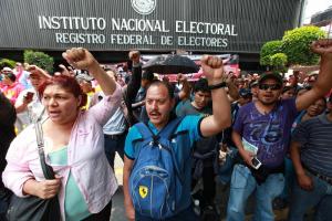 Maestros mexicanos bloquean aeropuerto internacional como medida de protesta (Video)