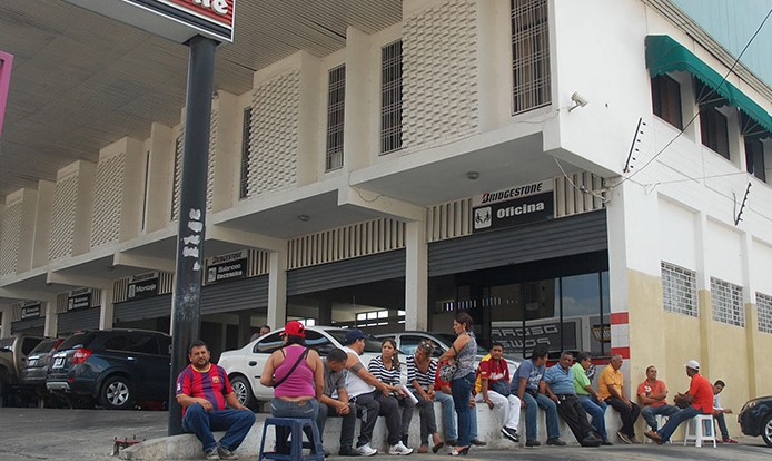 Aumenta la desesperación ante la escasez de neumáticos en Barquisimeto