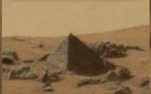 Capturan “pirámide extraterrestre” en superficie de Marte