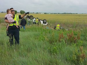 Heroico policía distrae a una pequeña niña tras la muerte de su padre (FOTO)