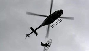 VIDEO: Policía cae de helicóptero en simulacro de rescate (FAIL)