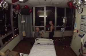 ¡Preparen pañuelos! Le pide matrimonio en su última quimioterapia (Video)