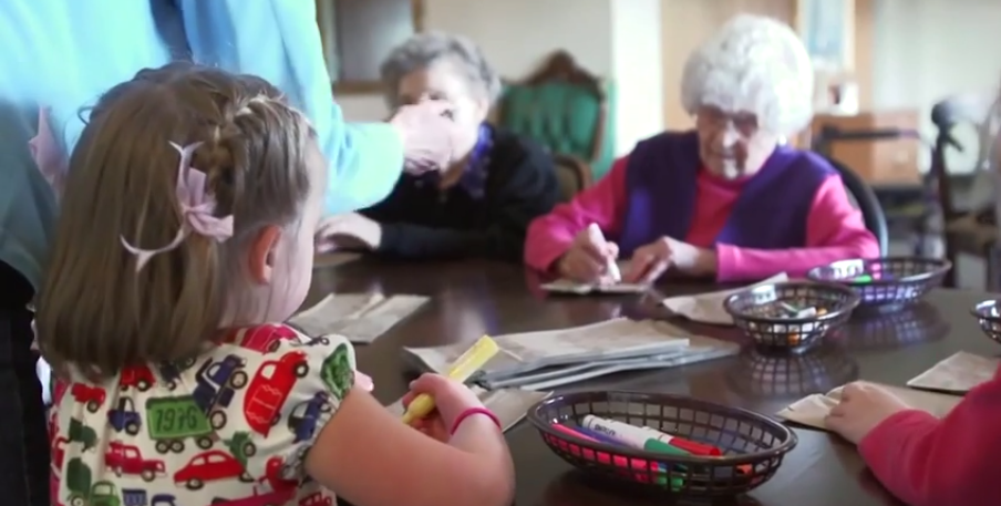 ¡Ideas que cambian vidas! Pusieron una guardería en una residencia para ancianos (Video)