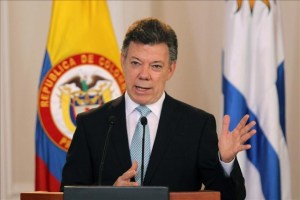 Santos afirma que suspensión de bombardeos no implica alto el fuego bilateral