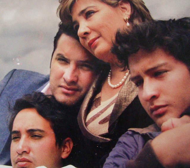  Jaime Andrés y sus dos hermanos, Juan Sebastián y Daniel, junto a su madre, tras el secuestro. EL MUNDO