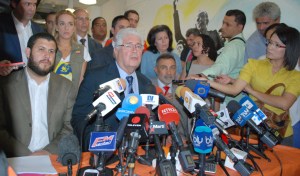 Senadores oficialistas de Brasil: Nos comprometemos a ayudar a que en Venezuela se restablezca la democracia