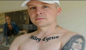 LA TORTA: Se tatuó a Miley Cyrus por todos lados y ahora quiere borrarlos