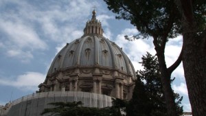 Vaticano llama irresponsable y remueve de su cargo al cura polaco que anunció su homosexualidad