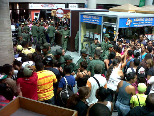 GNB pierde el control durante situación tensa en Locatel de Naguanagua (FOTOS)