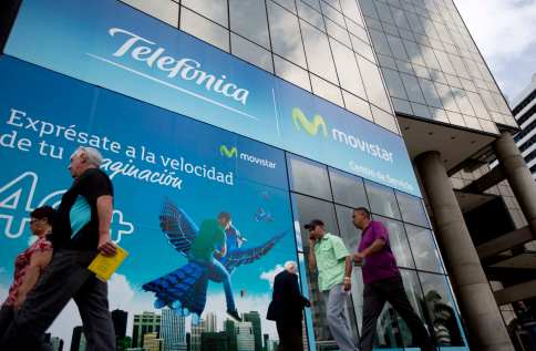 Frente del edificio de Movistar en Caracas, en foto del 30 de julio del 2015. La empresa telefónica privada más grande de Venezuela suspendió el servicio de llamadas a casi todos los países y solo ofrece llamadas a diez naciones como consecuencia del deterioro económico de la nación. (AP Photo/Ariana Cubillos)