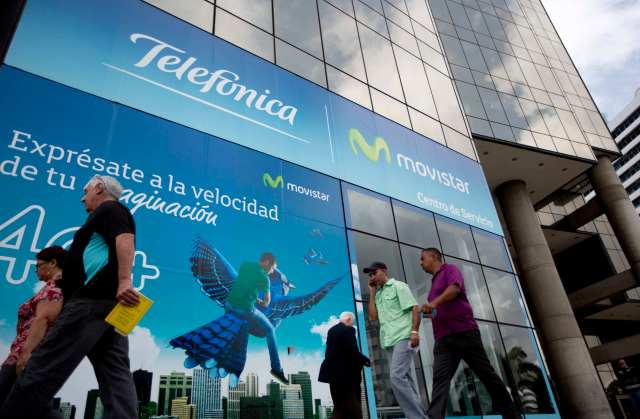 Frente del edificio de Movistar en Caracas, en foto del 30 de julio del 2015. La empresa telefónica privada más grande de Venezuela suspendió el servicio de llamadas a casi todos los países y solo ofrece llamadas a diez naciones como consecuencia del deterioro económico de la nación.  (AP Photo/Ariana Cubillos)