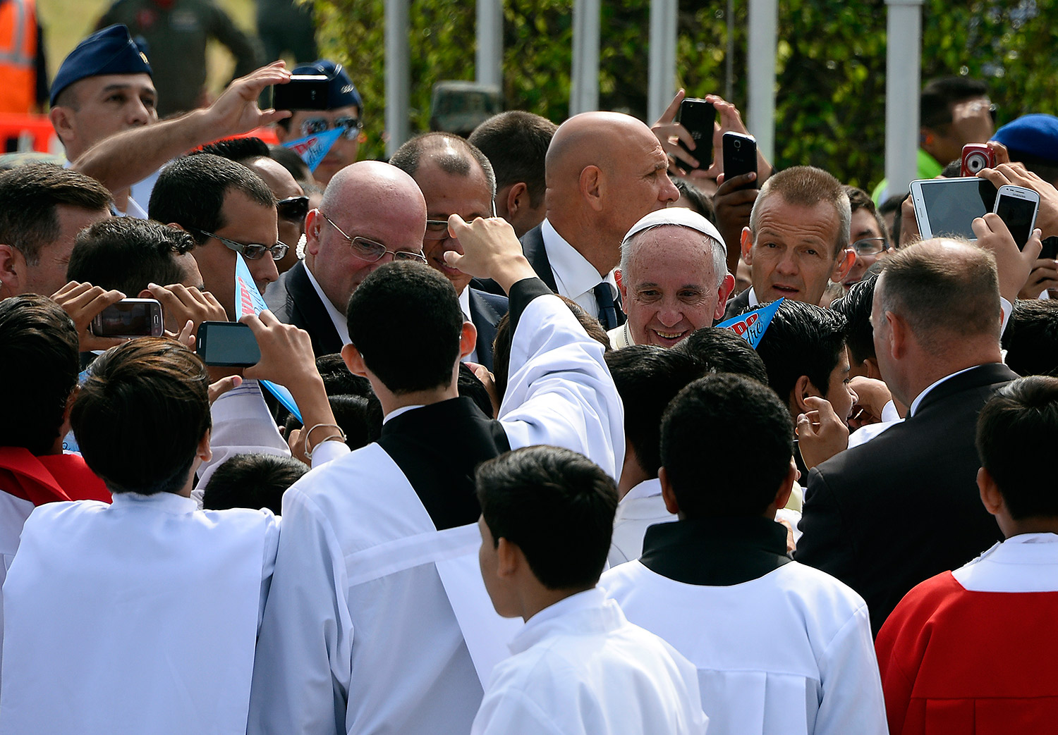 “Les doy mi bendición y no voy a cobrar nada”, bromea el Papa en Guayaquil