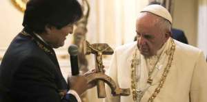 ¿Qué significado tiene el Cristo sobre una hoz y un martillo que Evo regaló al Papa?